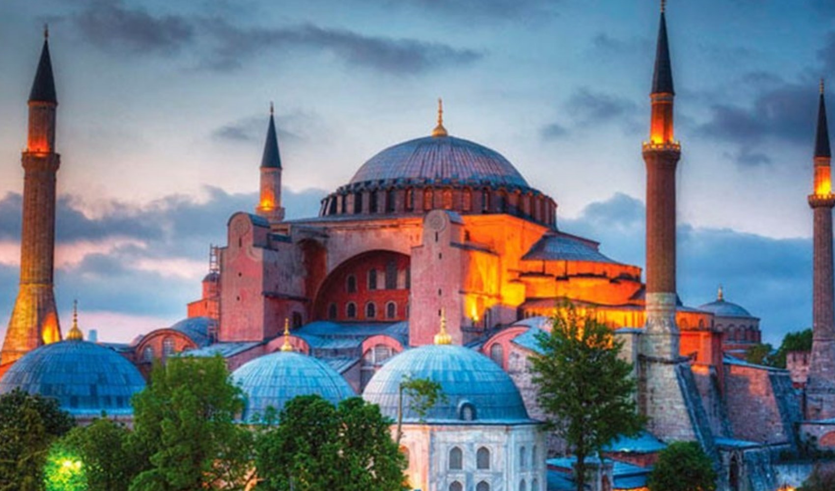 Ayasofya'da yüksek sesle İncil okuyan Rus turistler gözaltında