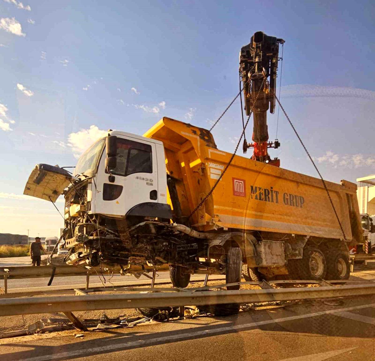 Hafriyat kamyonu refüje girdi, trafik felç oldu