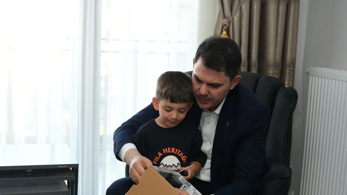 Depremin mucize bebeği Yusuf Berk’e Bakan Kurum’dan anlamlı ziyaret
