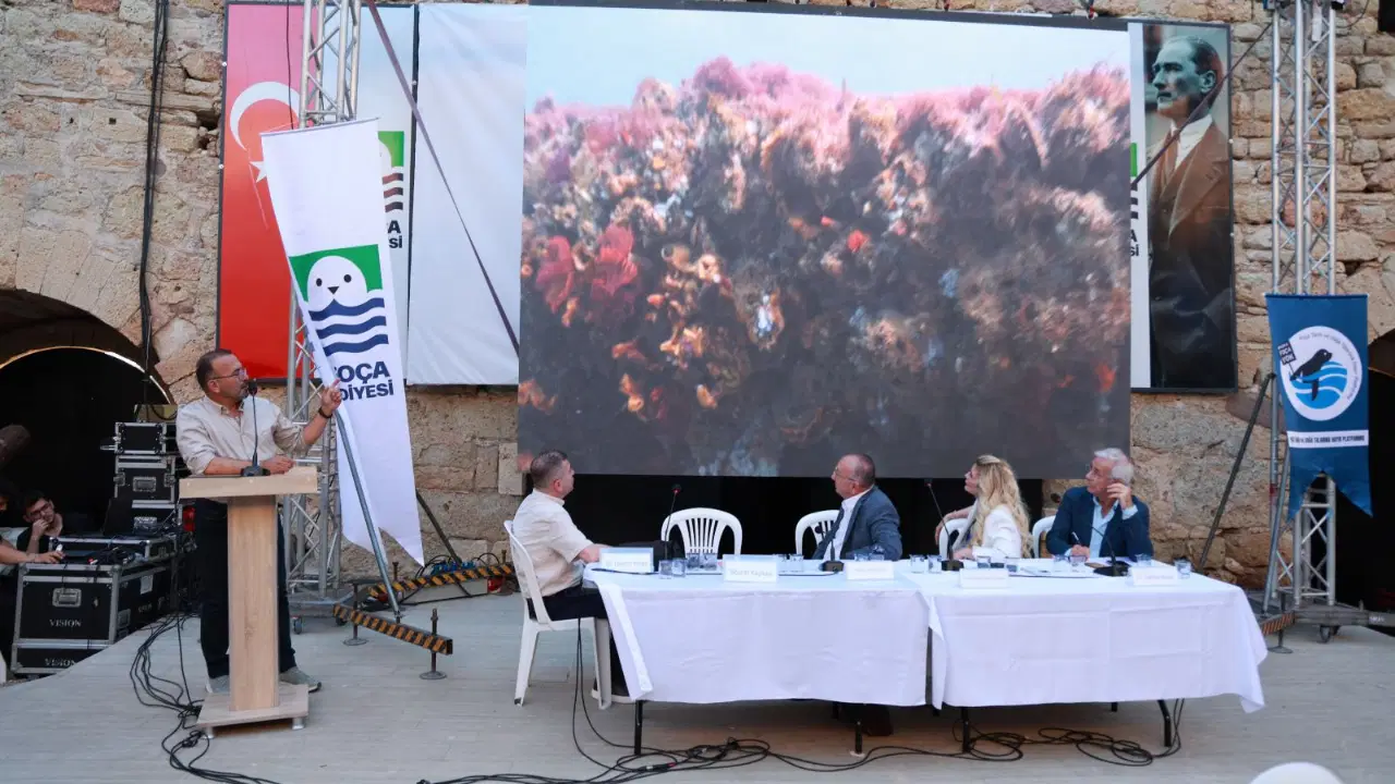 Bilim insanları Foça’da körfezin geleceğini konuştu