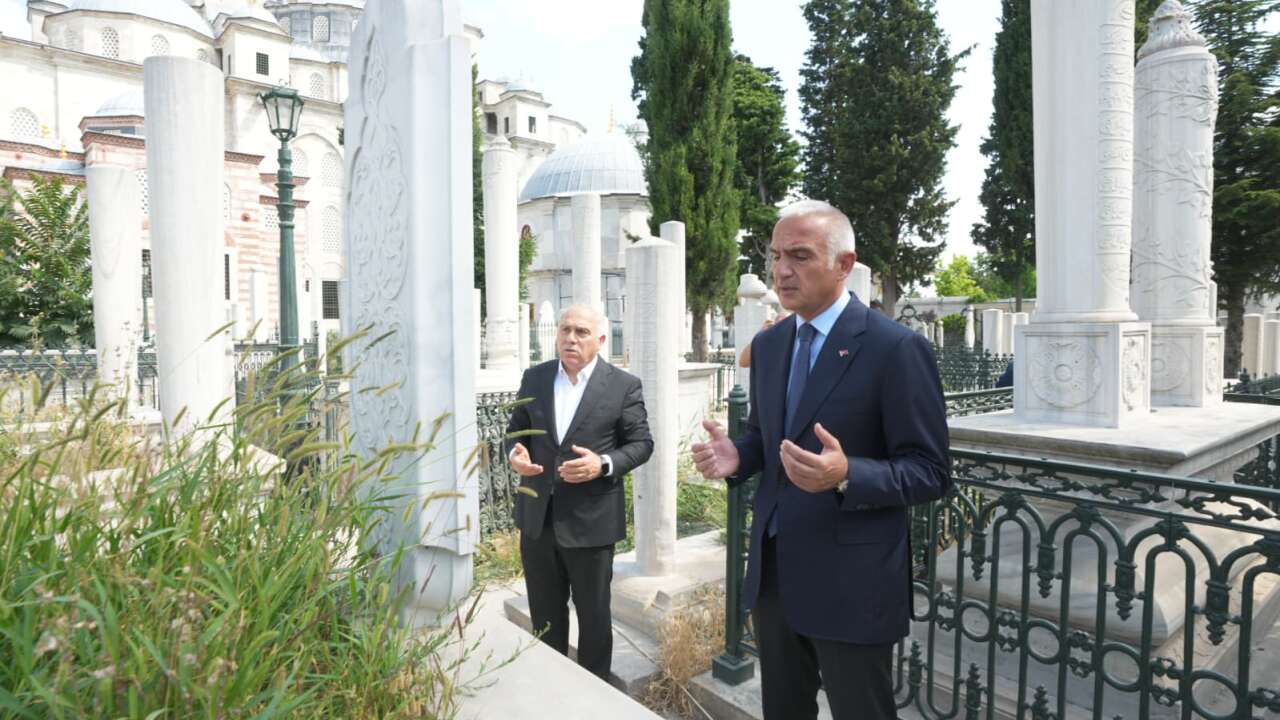 Bakan Ersoy'dan Fatih Külliyesi Haziresi'ne anlamlı ziyaret