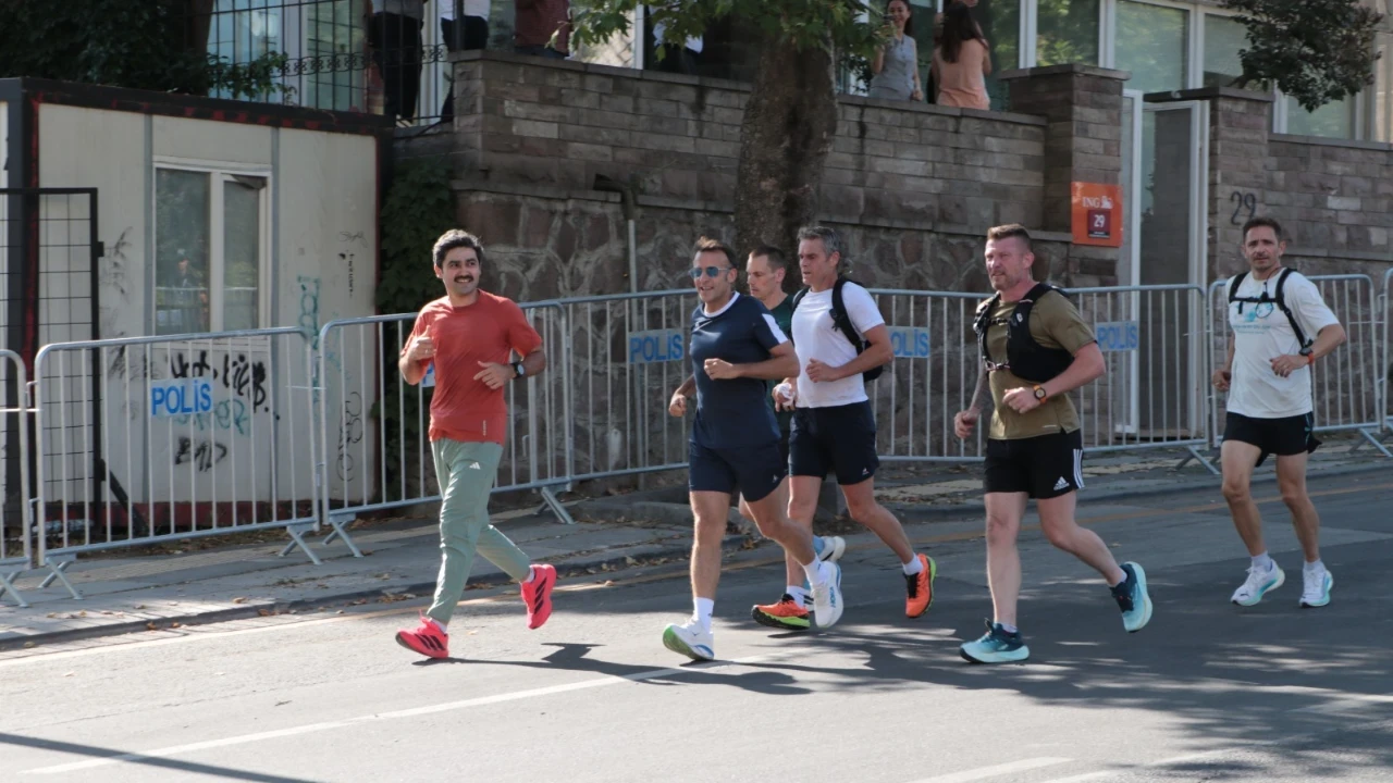 Macron Ankara'da da Sabah Sporunu Aksatmadı: Seğmenler Parkı Vatandaşa Kapatıldı