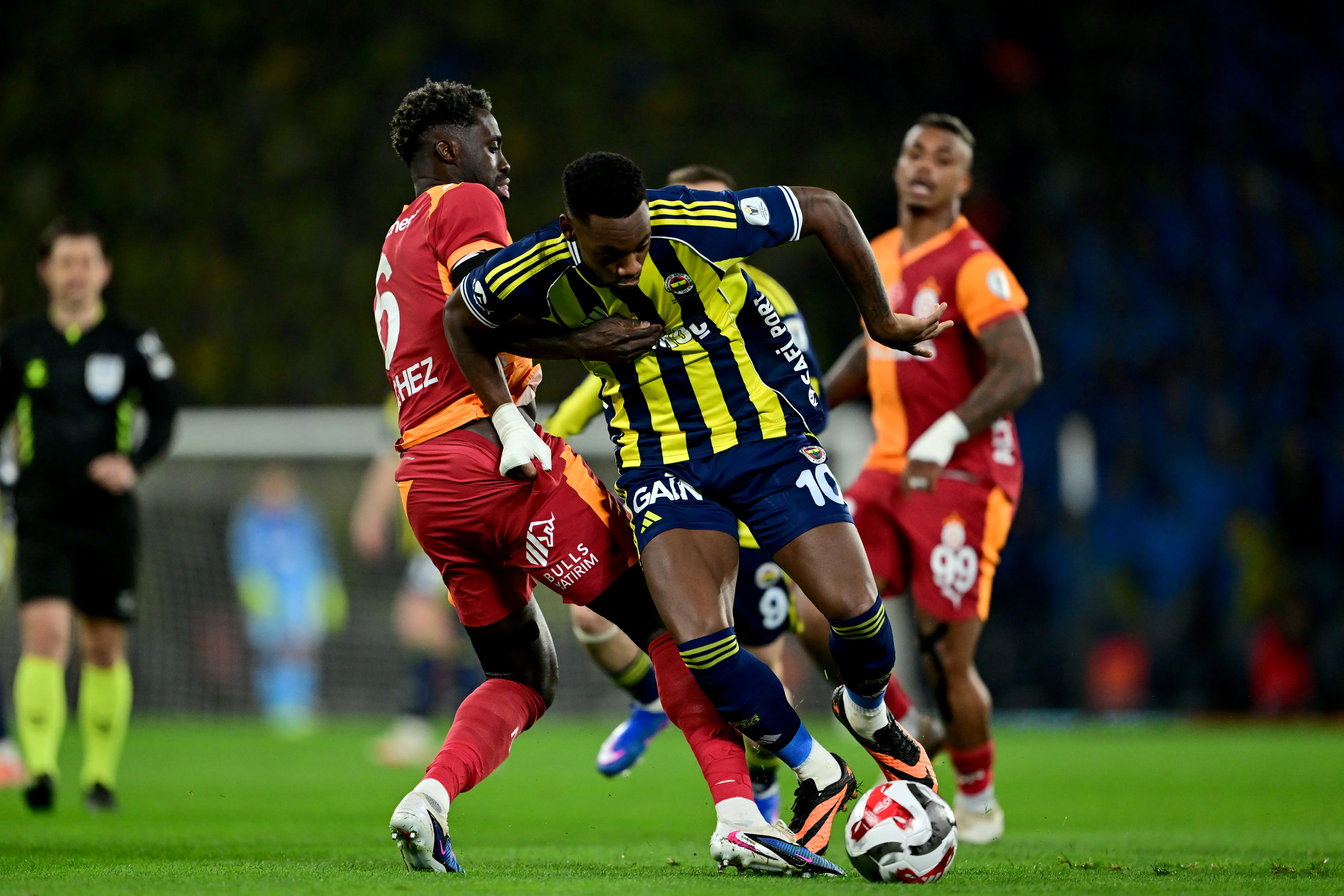 Jhon Duran, Aslan oluyor! Sözleşmesindeki madde dikkat çekti