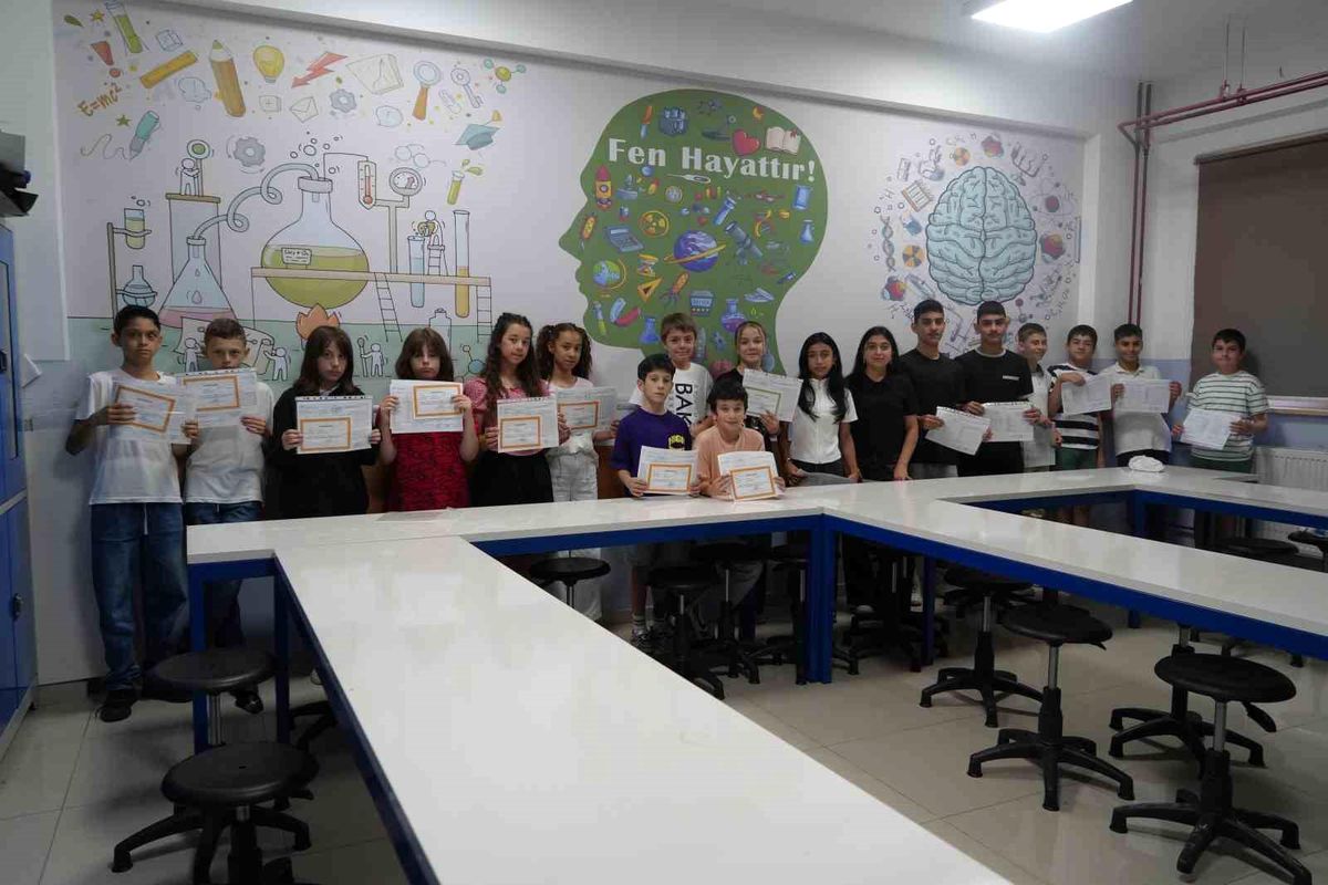 Samsun'da 13 ikiz öğrencinin karne heyecanı