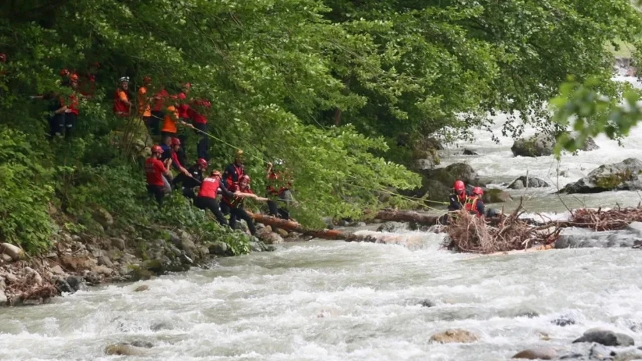 Kayıp araması faciaya dönüştü: AFAD botu devrildi, 1 ölü 4 yaralı