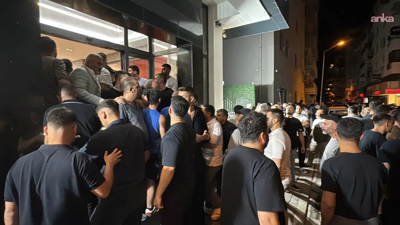 CHP İzmir İl Başkanlığı'na atanan Utku Gümrükçü, binaya arbedeyle girdi: Özgür Özel'in fotoğraflarını kaldırttı