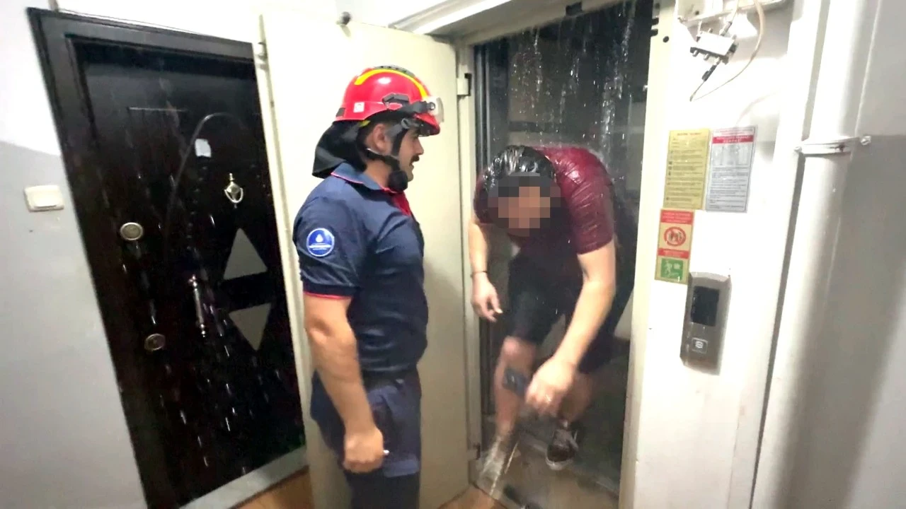 "Bu kadarı ancak filmlerde olur" dedirten olay! Su saatini teslim edeyim derken, asansörde boğuluyordu
