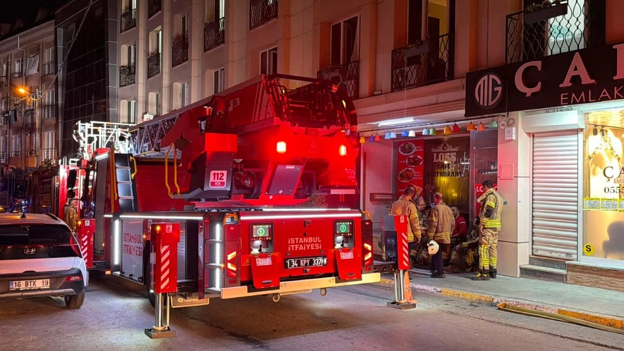 Otelde yangın! Mahsur kalan müşteriler itfaiye merdiveniyle kurtarıldı
