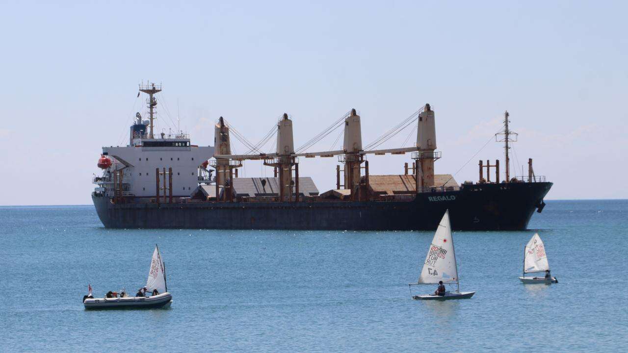 Tekirdağ'da karaya oturan yük gemisinin çevresi güvenlik çemberine alındı
