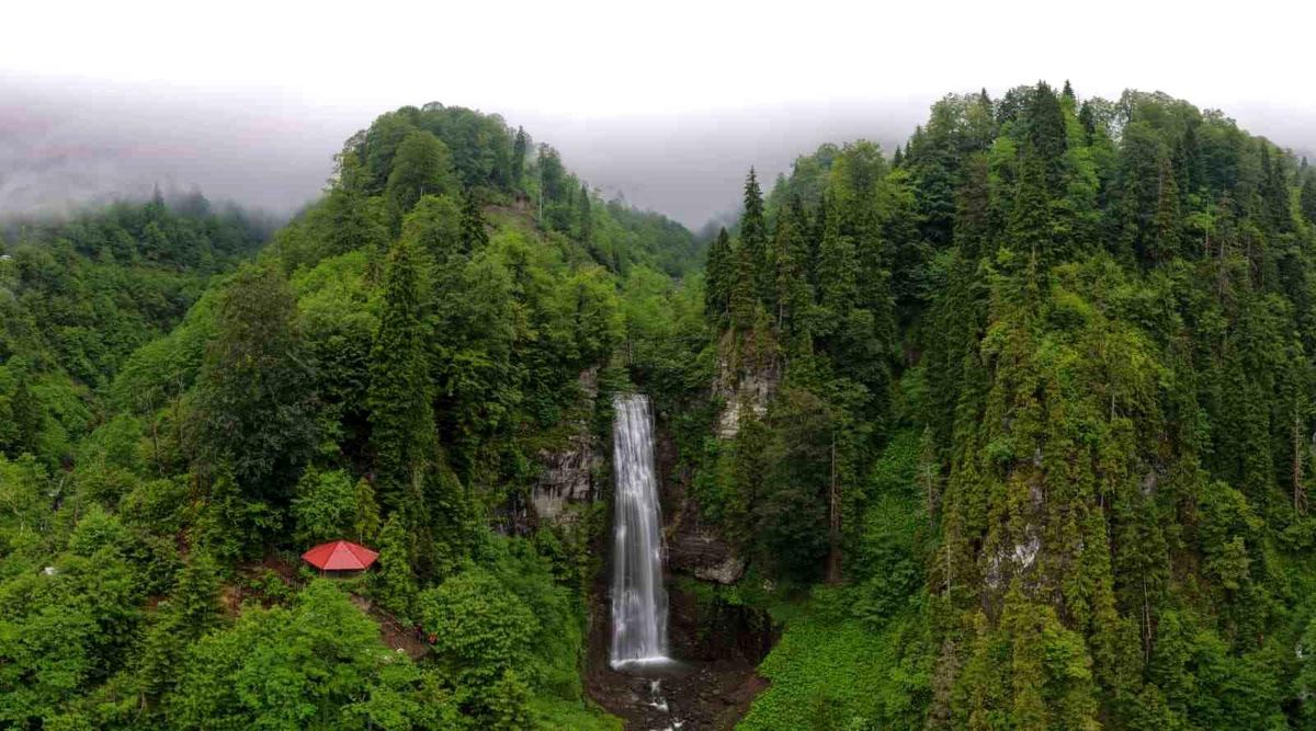 Macahel'in saklı cenneti Maral Şelalesi ziyaretçilerini büyülüyor