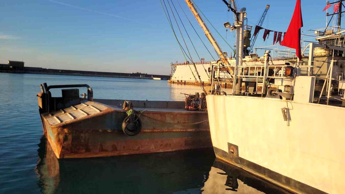 Karadeniz'de saldırıya uğrayan balıkçıları kurtaran tekne İnebolu Limanı'na çekildi