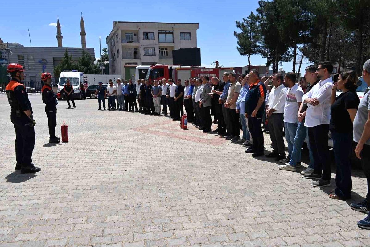 Derik'te yangın söndürme ve tahliye tatbikatı gerçekleştirildi
