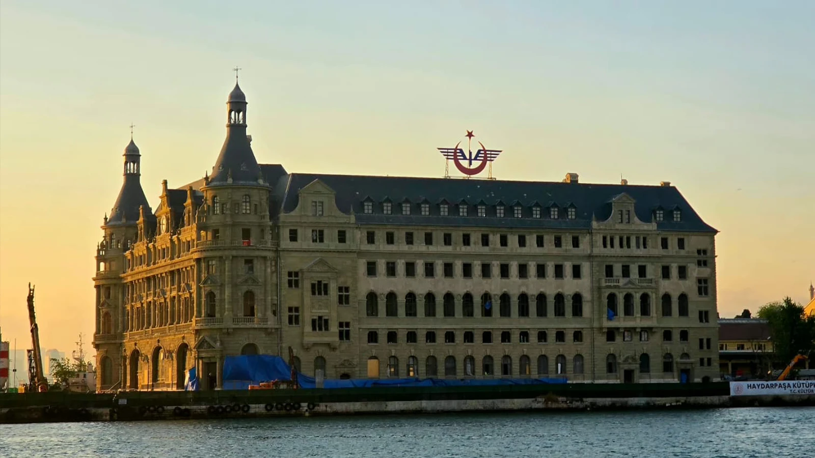 Haydarpaşa'da iskeleler kalktı, tarihi cephe gün yüzüne çıktı