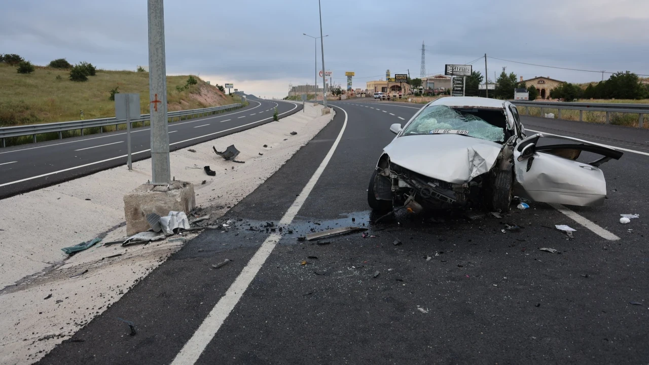 Nevşehir'de otomobil direğe çarptı: 1 çocuk hayatını kaybetti 3 yaralı