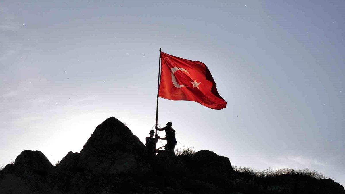 Sivas'ta bu kalede 8 asırdır Türk'ün bayrağı dalgalanıyor