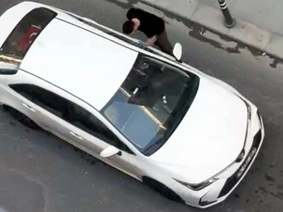 İstanbul'da kazaya neden olan sürücüye tepki: Otomobile yumruk attılar