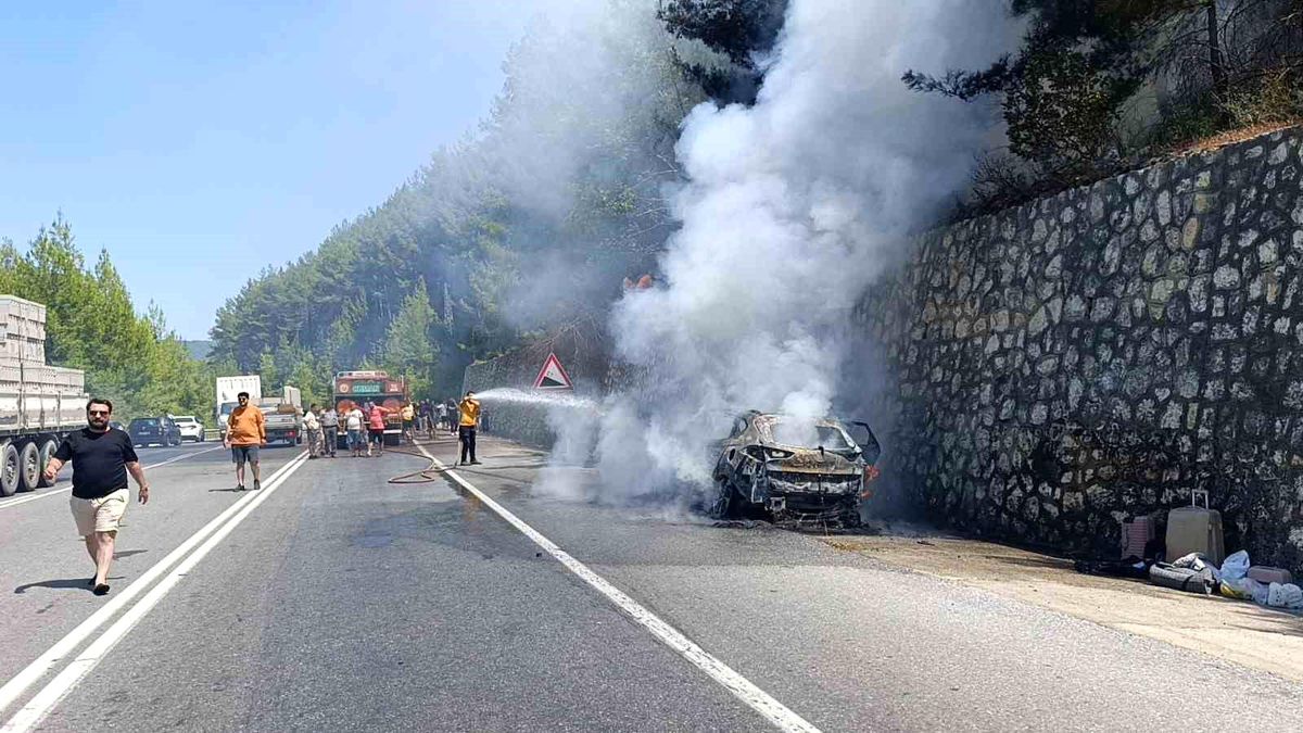 Tatilden dönen ailenin otomobili alev alev yandı muhtemel faciadan dönüldü