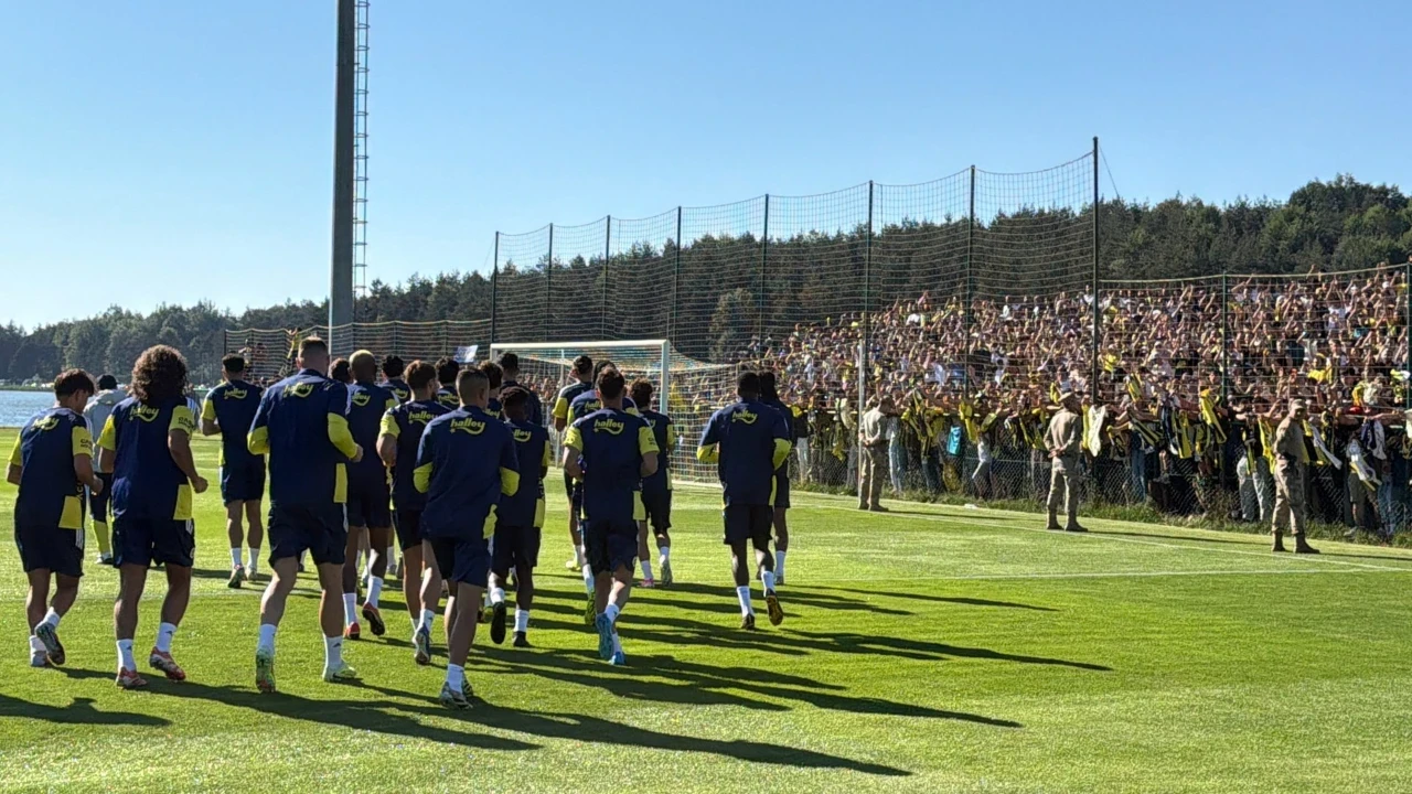 Fenerbahçe 20 bin taraftarıyla çalıştı: Yıldız isim sakatlandı