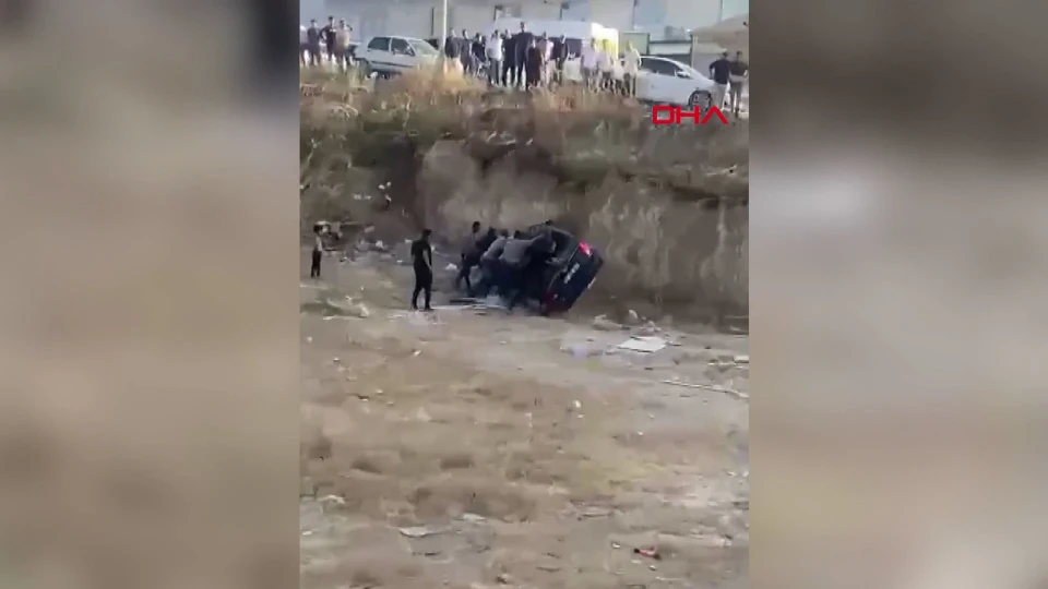 Park Halindeki Araç Boş Araziye Düştü: Mardin'de Kaza