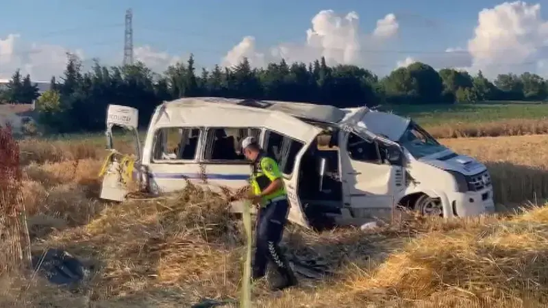 Silivri'de servis minibüsü devrildi; 2 ölü, 10 yaralı