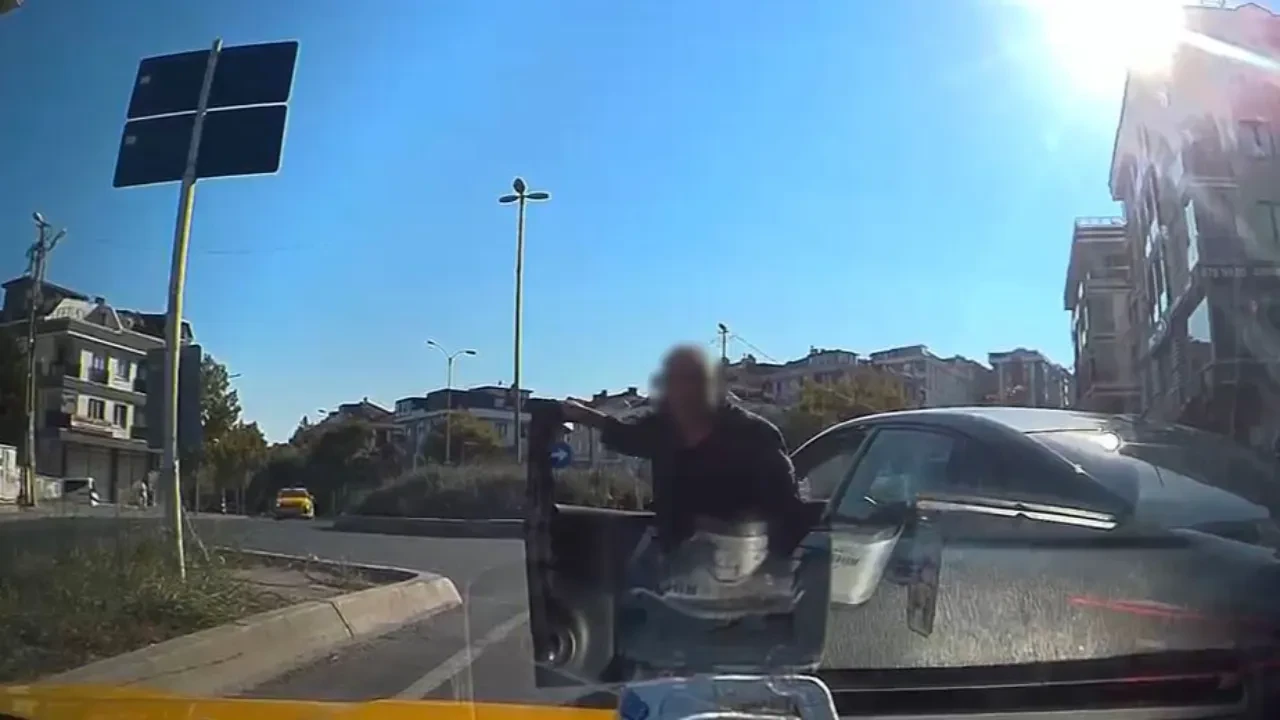 Trafik magandası taksicinin önünü kesip dehşeti yaşattı! Küfürler savurup, aracı yumrukladı