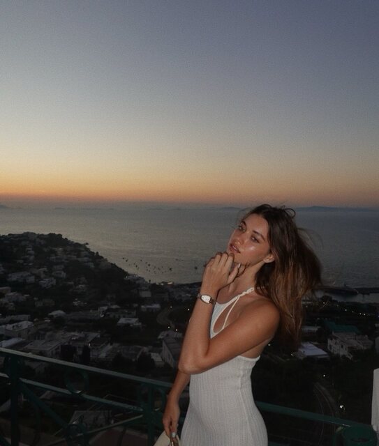 Afra Saraçoğlu'nun deniz ve güneş molası