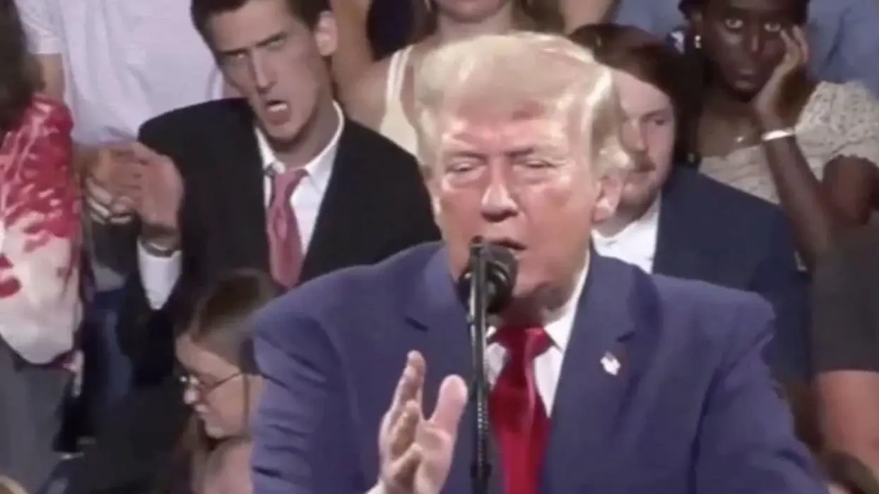 Trump konuşurken arkadan taklidini yaptı! Sosyal medyayı yıktı geçti