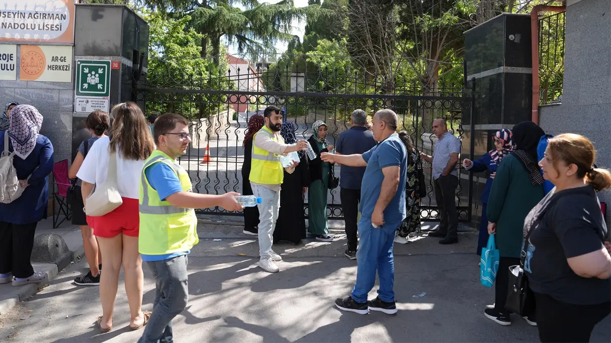 YKS heyecanı başladı! Aileler okul bahçelerinde ter döküyor
