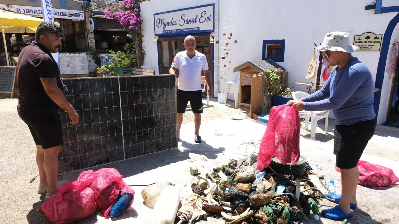 Bodrum'da deniz dibi temizliği: Güneş paneli çıkardılar