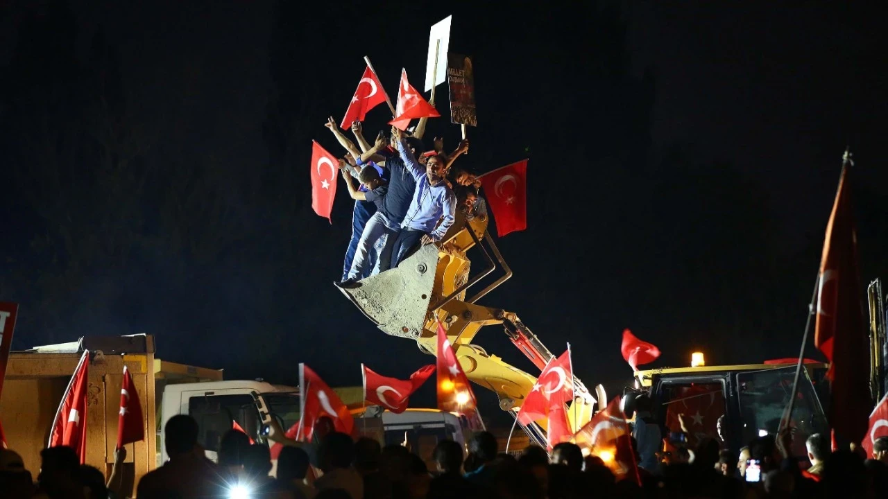 Türkiye'nin en karanlık gecesi! Köprüler kapatıldı, Meclis bombalandı... 15 Temmuz gecesi saat saat neler yaşandı?