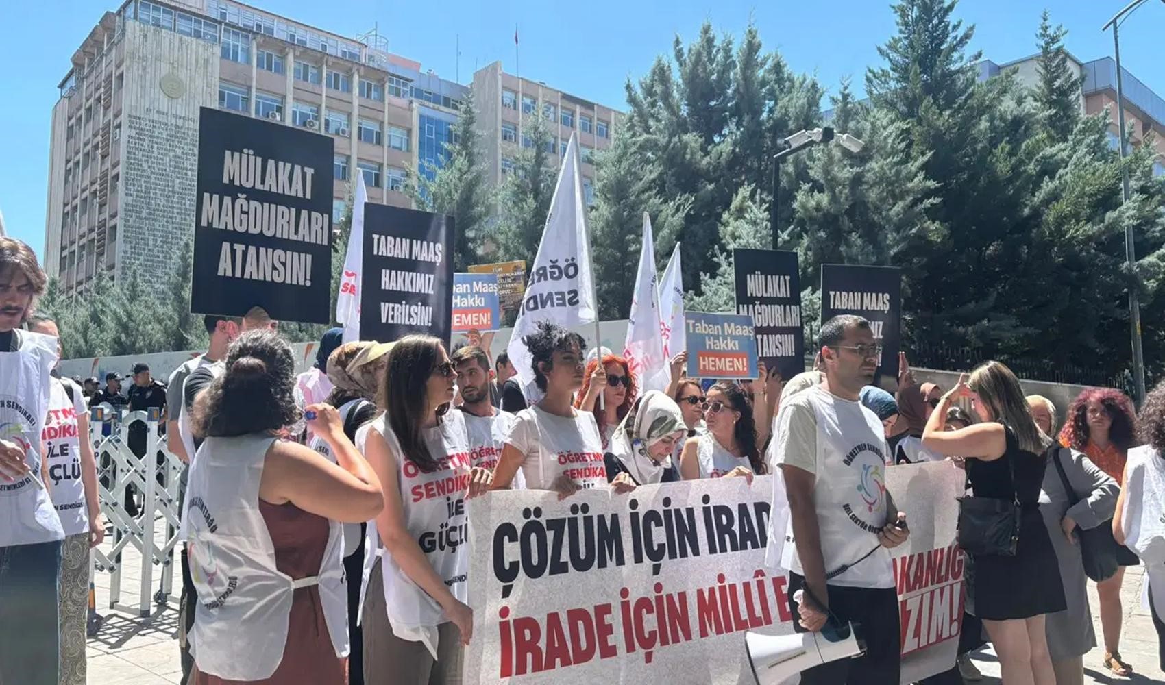 Öğretmenlerden MEB önünde çağrı: Mülakat mağdurları atansın, taban maaş güvenceye alınsın