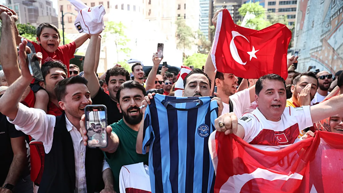 Türk taraftarlar, Vancouver sokaklarında heyecanla maç saatini bekliyor
