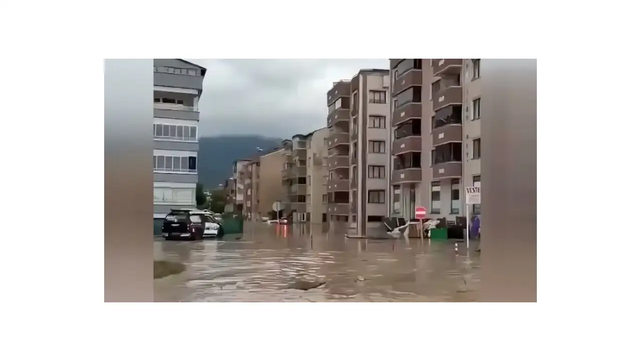 Kastamonu'da su baskınları nedeniyle zemin kattakiler tahliye edildi