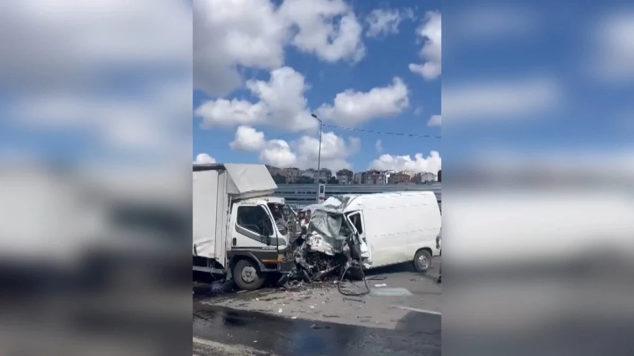 İstanbul'da seyir halindeki kamyon ile minibüs çarpıştı
