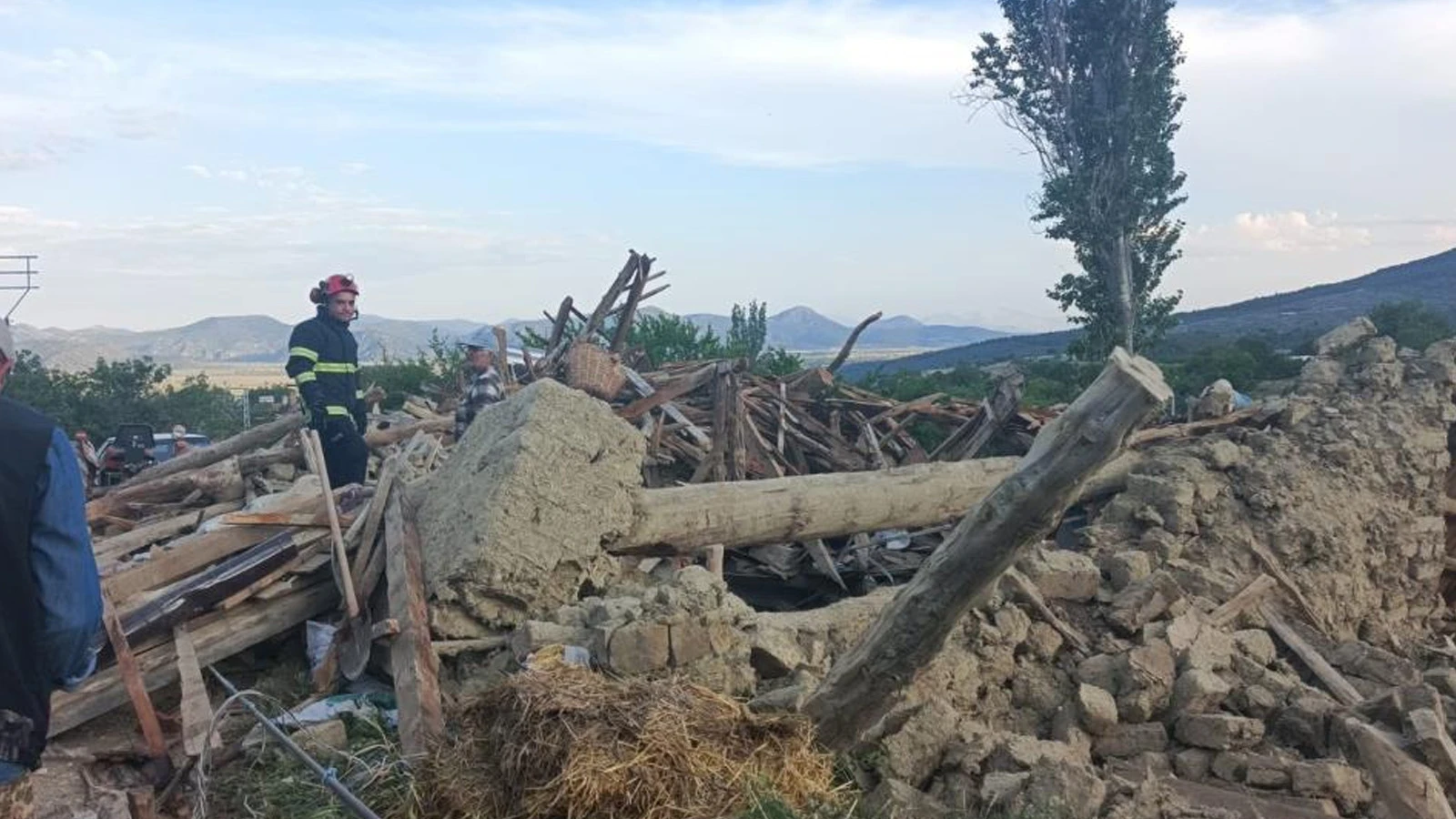 Burdur'da kerpiç ev çöktü: Yaralılar var