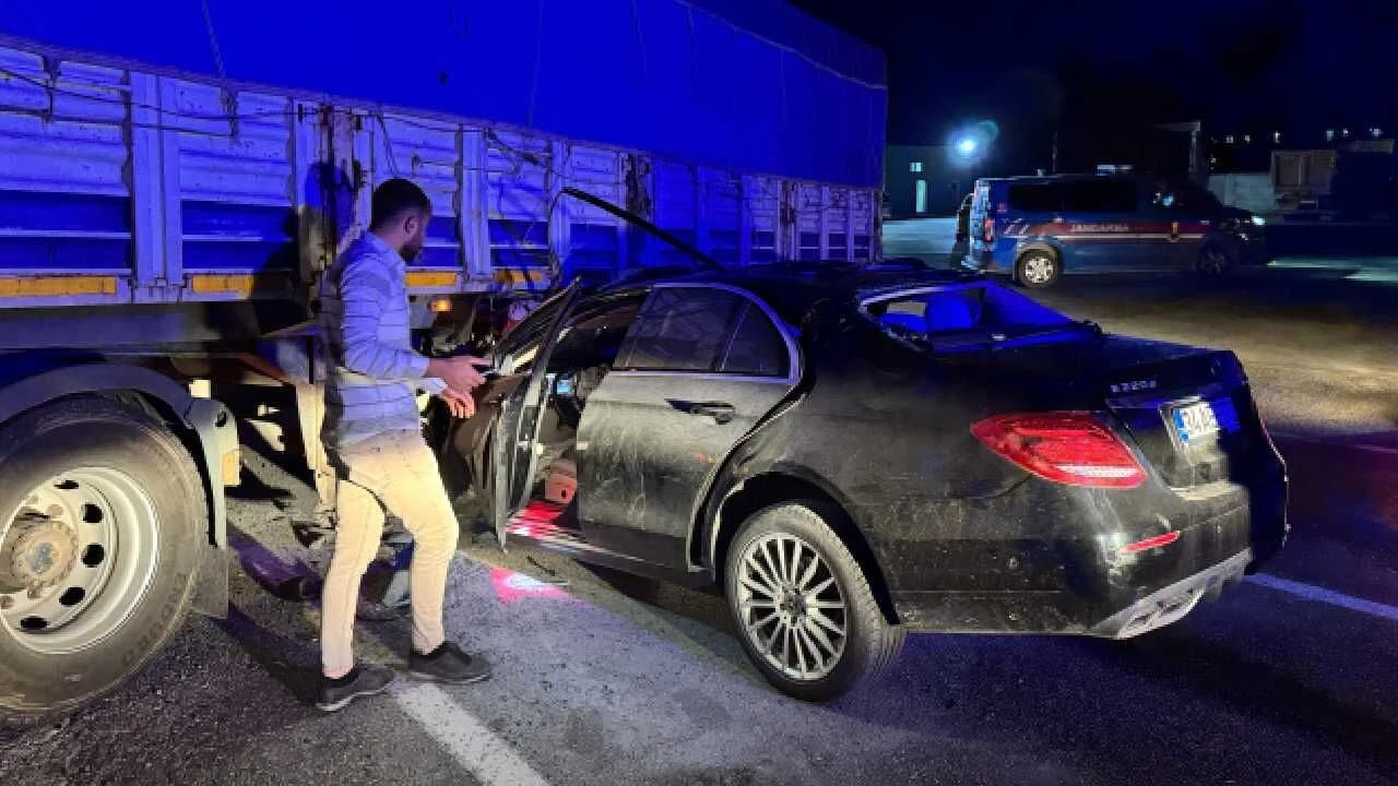 Lüks otomobil benzin istasyonundan çıkan tırın altına girdi: 1’i ağır 2 yaralı