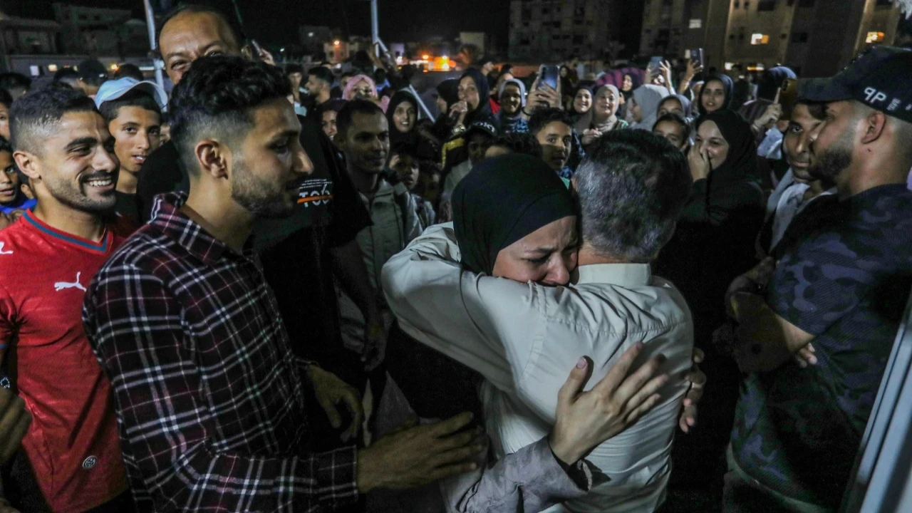 Refah Sınır Kapısı üzerinden Gazze'ye dönen bir grup Filistinli ailelerine kavuştu