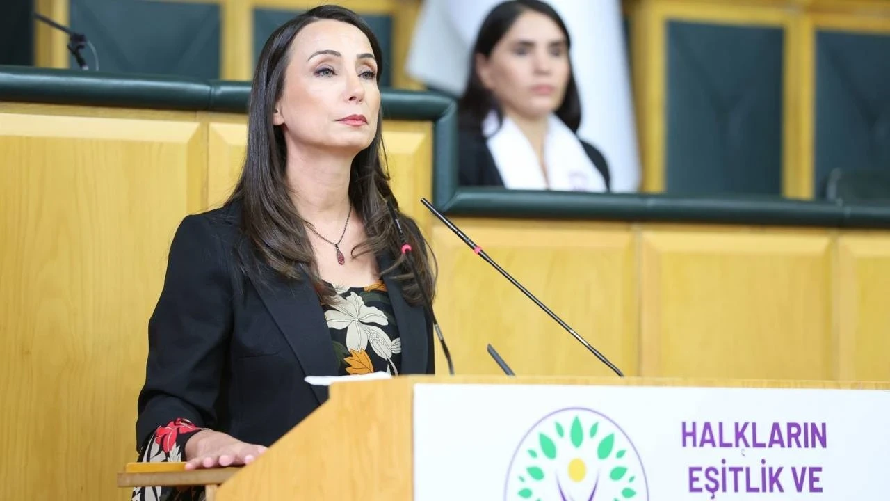 Tülay Hatimoğulları grup toplantısında konuşuyor