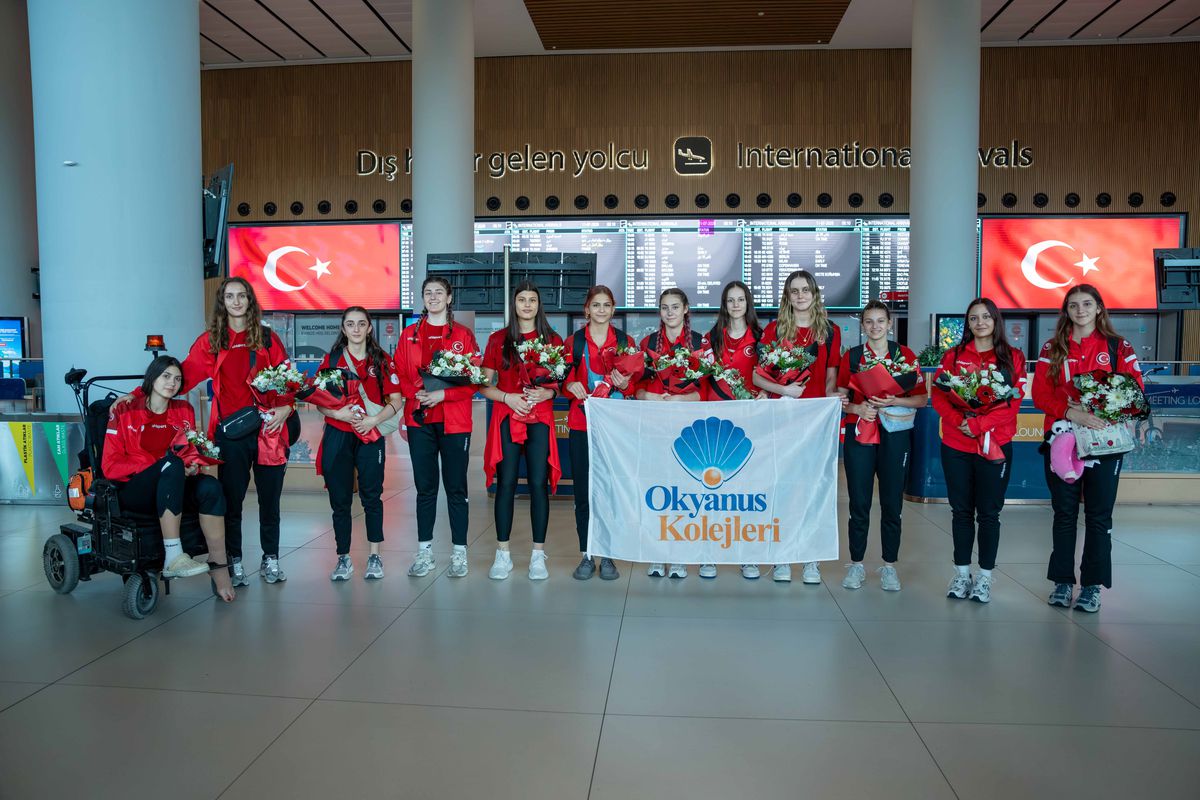 Okyanus Koleji Kız Voleybol Takımı'ndan Dünya İkinciliği