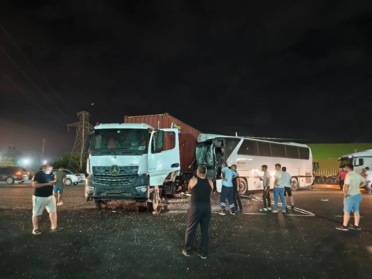 İşçi servisi tırla çarpıştı: Feci kazada 12 yaralı