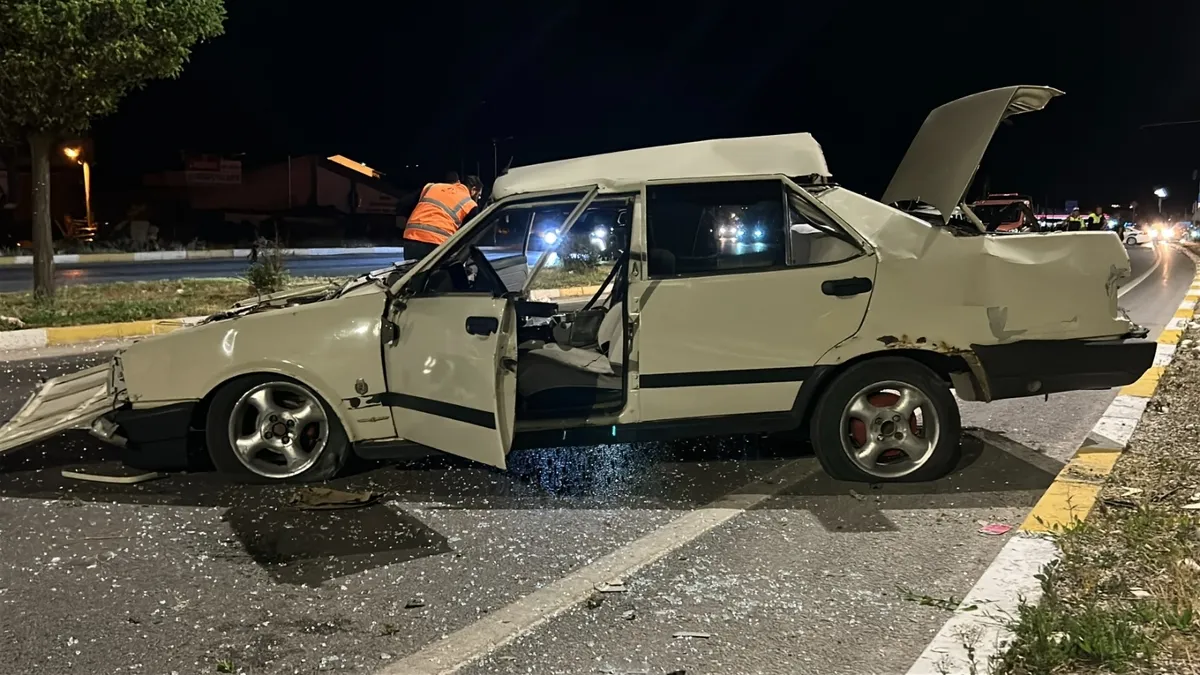 Sivas’ta otomobil karşı şeride geçerek takla attı! 1’i ağır, 3 yaralı