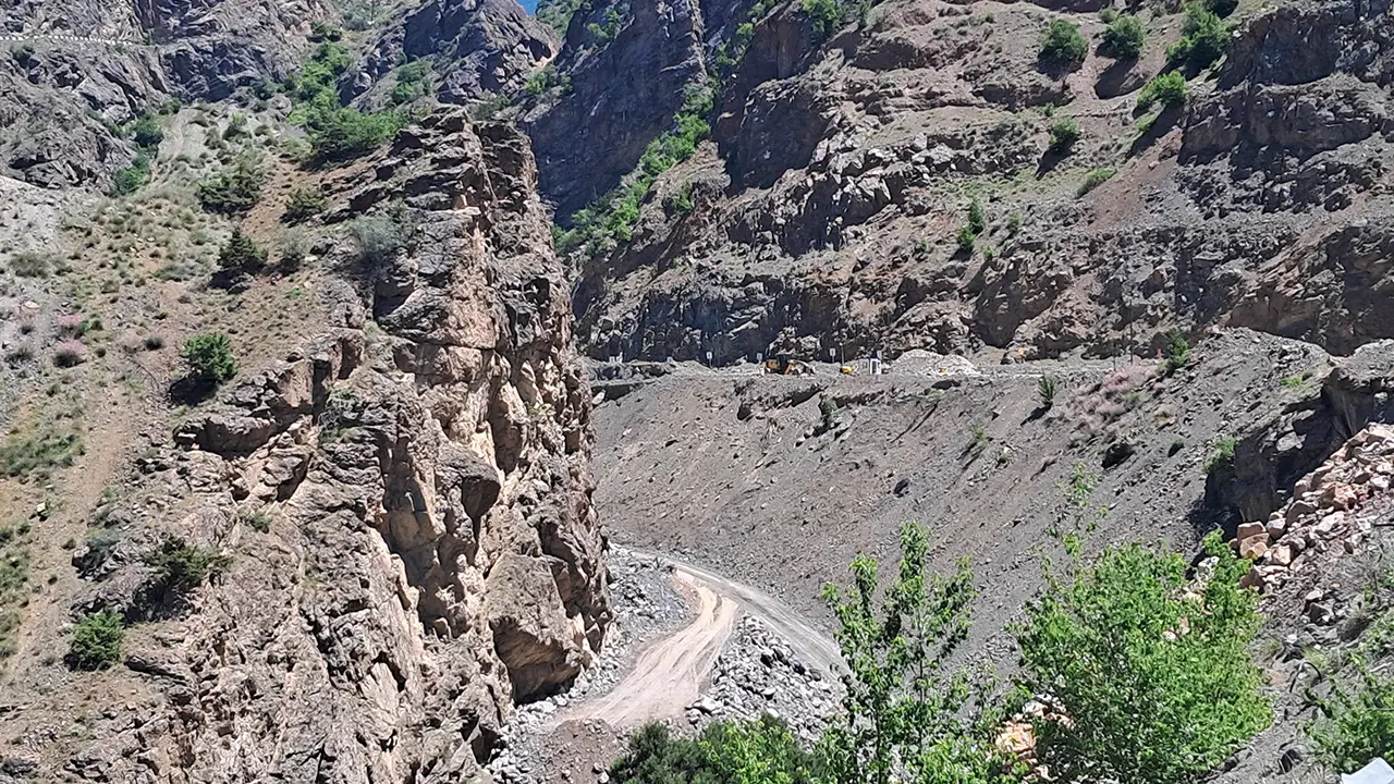 Artvin'de dere yatağına maden atıkları döküldü: Tepki yağdı
