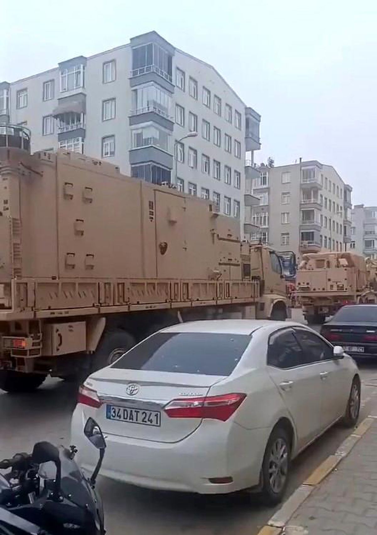 Sinop'ta askeri sevkiyat anları kamerada: Özgür özel'in "balıklar ürküyor" sözlerine ironik gönderme