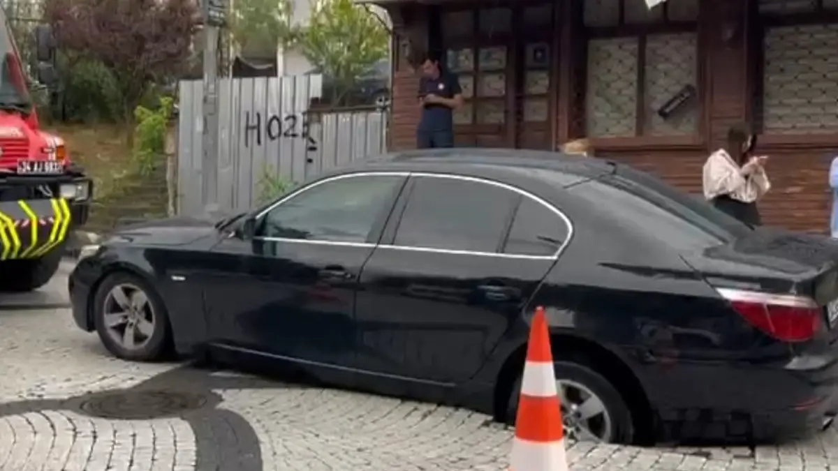 İstanbul'da korku dolu anlar! Seyir halinde otomobil çöken yola düştü