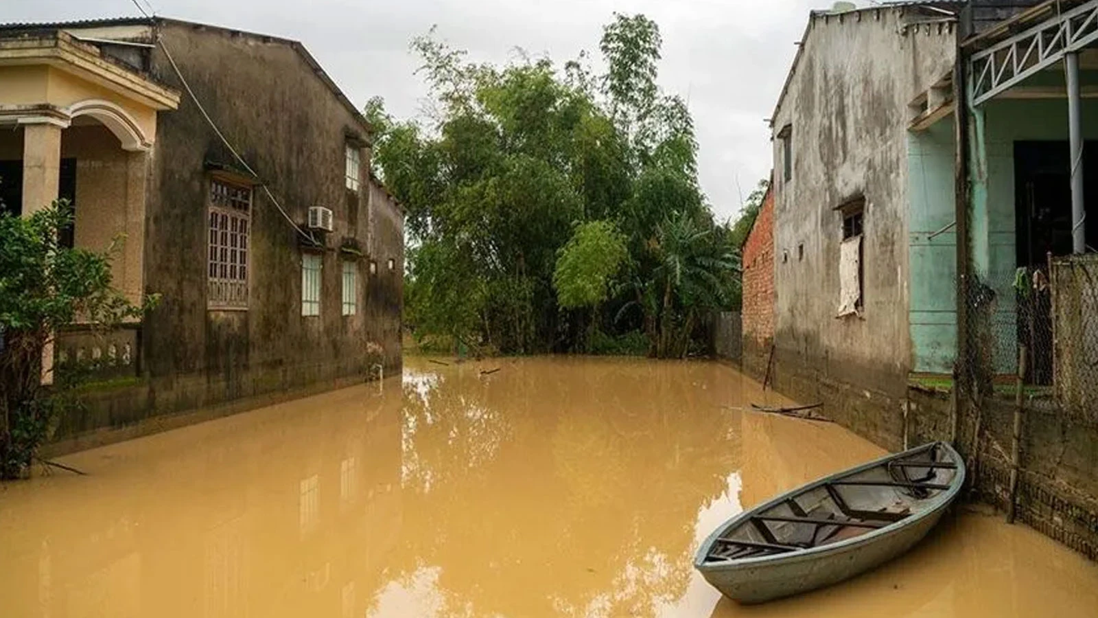 Vietnam'da sel felaketi 4 can aldı
