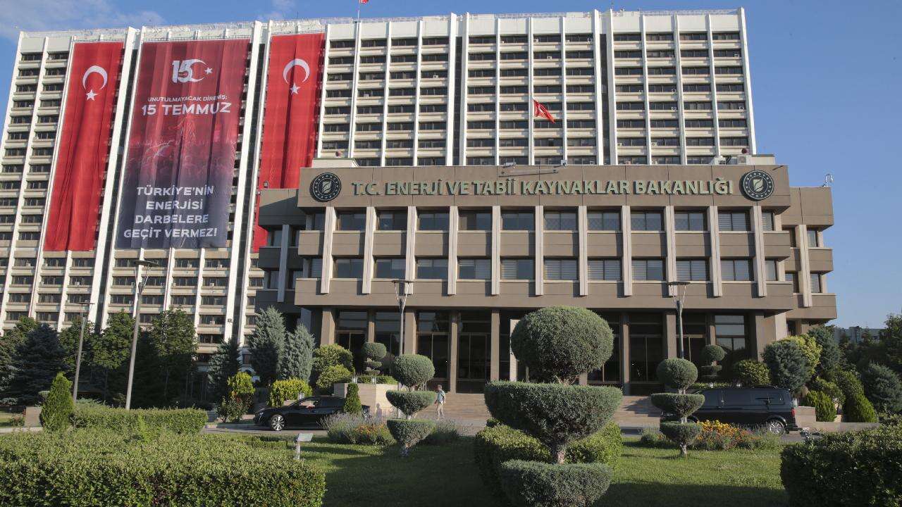 Bakanlıktan üniversite öğrencilerine başarı bursu desteği