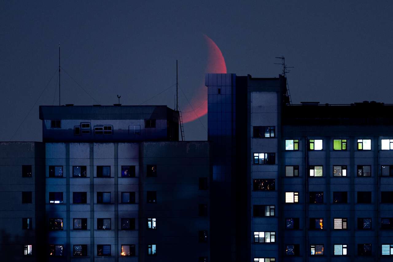 Ankara'da akşam hilali, gözleri gökyüzüne çekti