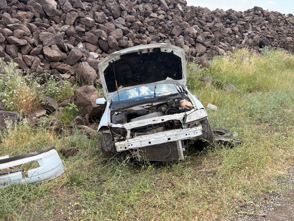 Şanlıurfa'da şarampole devrilen otomobilin sürücüsü yaralandı