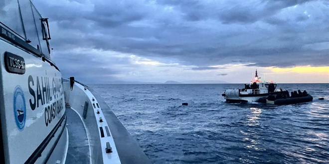 İzmir'de 80 düzensiz göçmen yakalandı, 7 kişi kurtarıldı