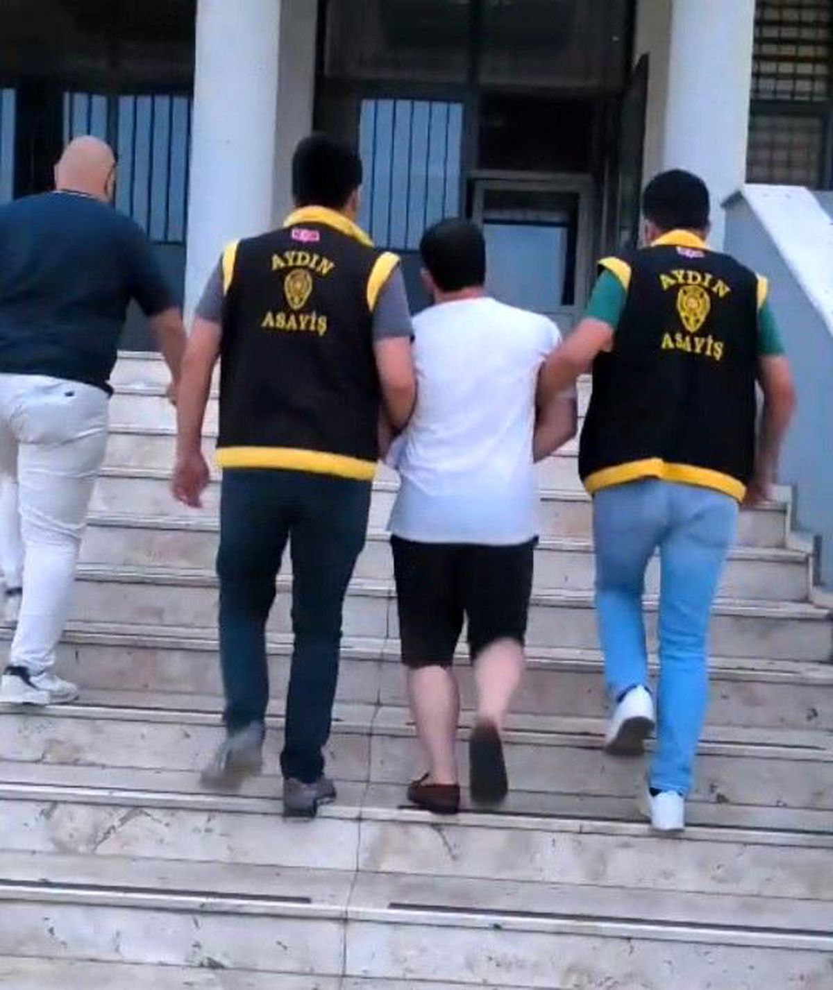 Aranan şahıs saklandığı yerde yakalandı